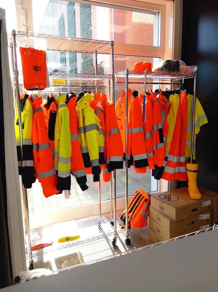 Abbigliamento da lavoro ad alta visibilità esposto nello showroom Silas