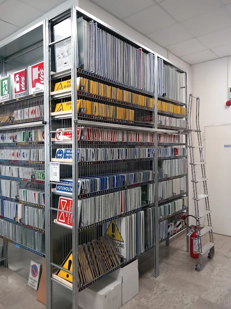 Magazzino Silas con scaffali di cartelli e segnaletica industriale